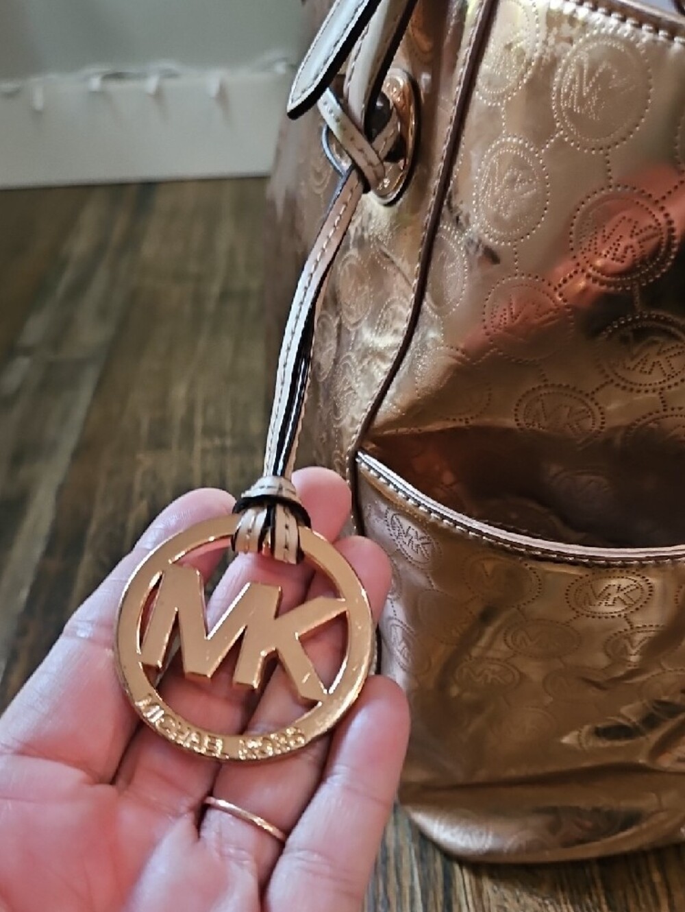 Michael Kors Metallic Rose Gold Tote with Matching Wallet - Picture 5 of 16